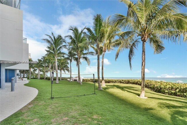 Building Photo - 17001 Collins Ave