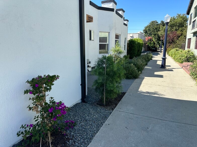 Building Photo - 1227 E 7th St