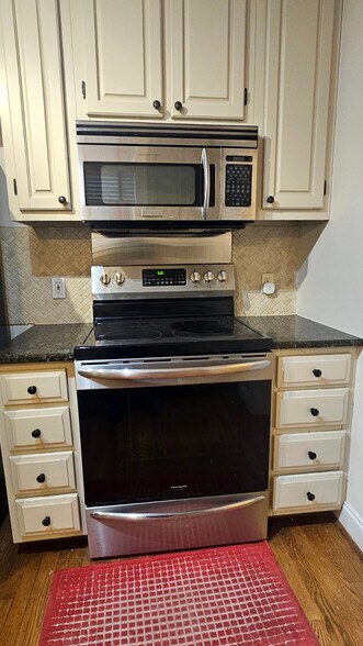 Building Photo - 2610 Woodlawn Dr