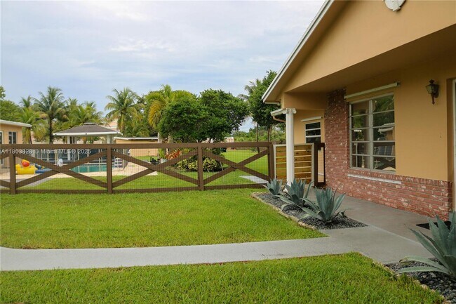 Building Photo - 4725 SW 109th Terrace