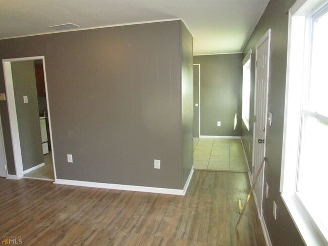 Building Photo - 2705 Village Green Ln