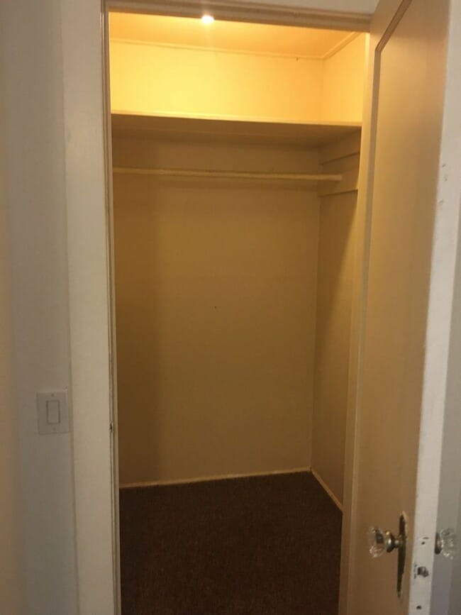 Building Photo - Paradise Cozy 2 bed one bath off of upper ...
