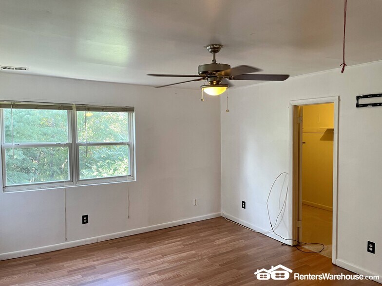 Building Photo - 9923 Valley Park Dr