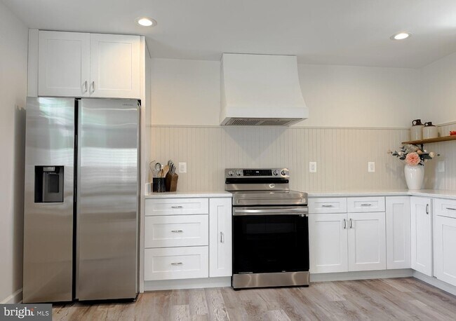 Building Photo - 4985 Solomons Island Rd