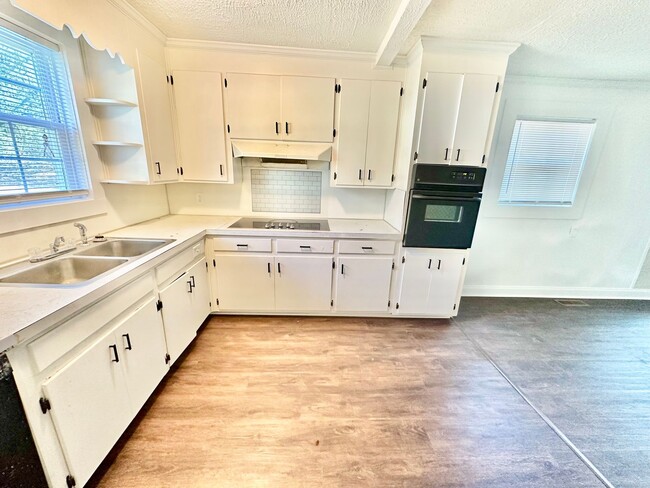 Building Photo - 690 Robertson Rd