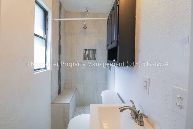 Building Photo - 732 N Victor Ave