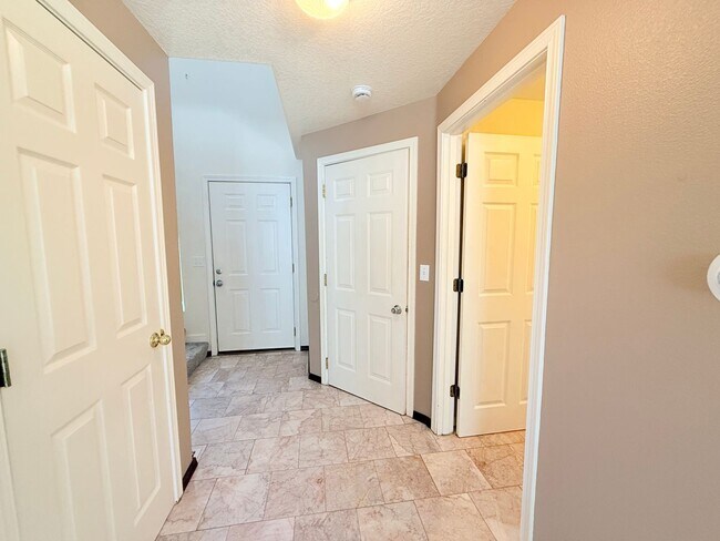 Building Photo - Beautiful 3 Bedroom Beaverton Home with New Carpet and Large Fenced in Backyard!