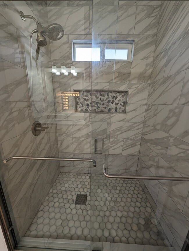 Building Photo - BEAUTIFUL executive style home w/ entertainer's dream backyard!