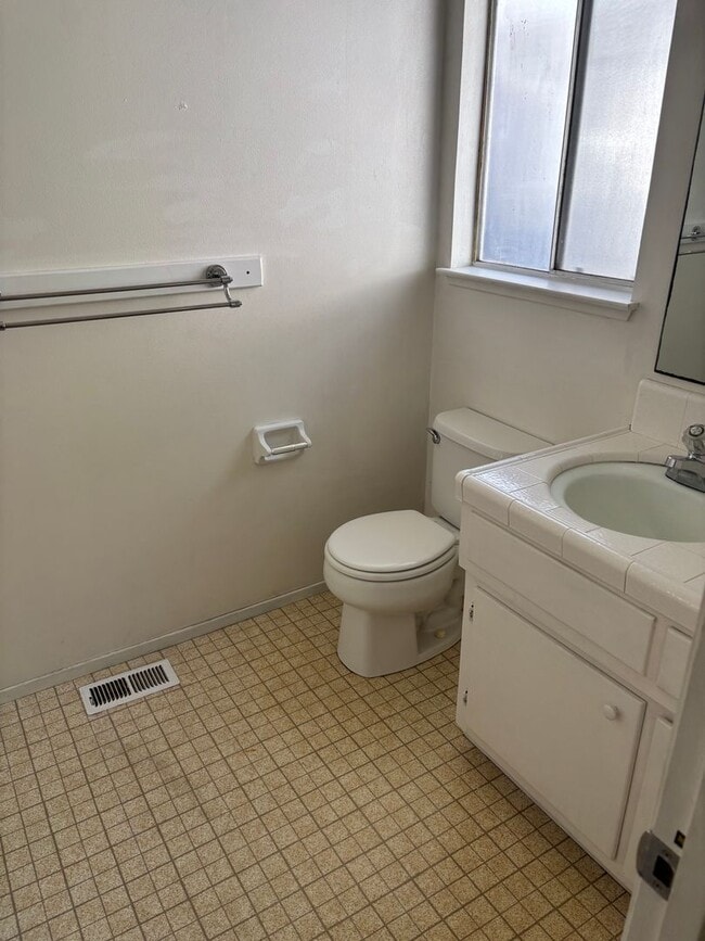 Building Photo - 4 bedroom 2 bath upper west side