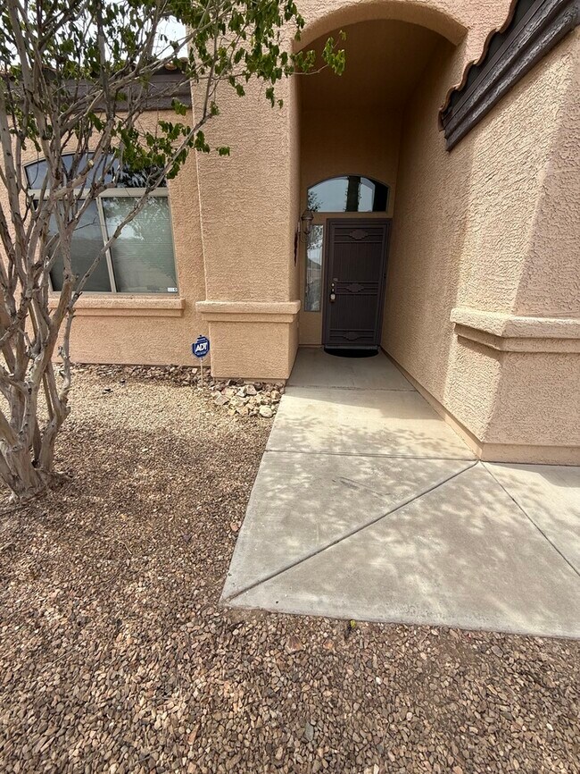 Building Photo - HOUSE FOR RENT