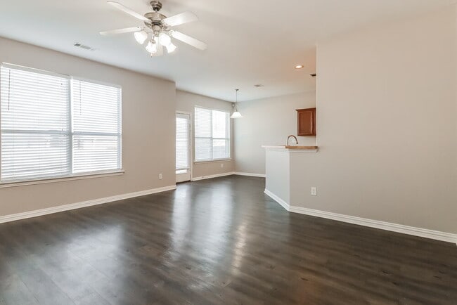 Building Photo - 609 Cove Ct