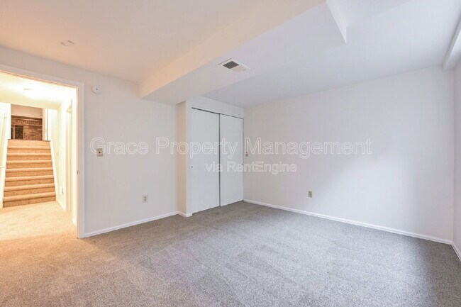 Building Photo - 580 E Kettle Ave