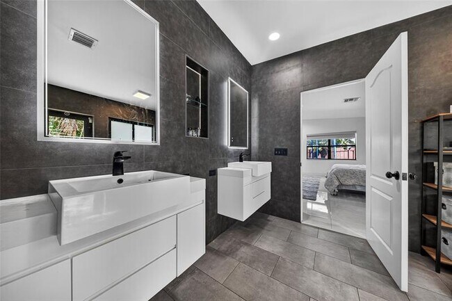 Building Photo - 2211 NE 43rd St