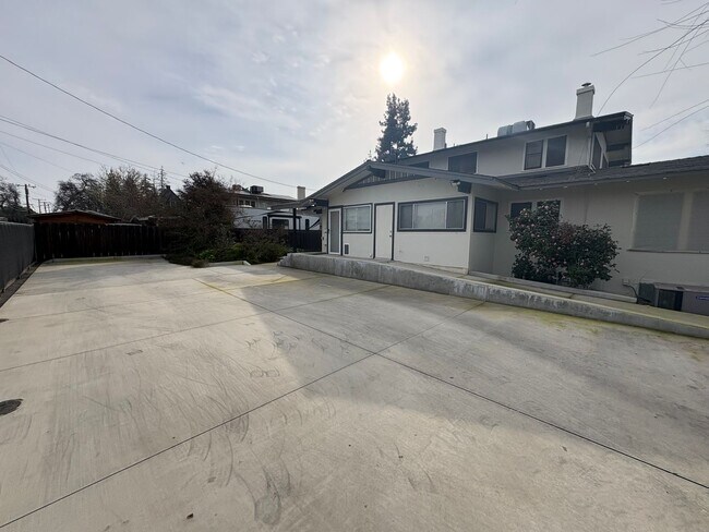 Building Photo - Classic vintage home walking distance to downtown Visalia!