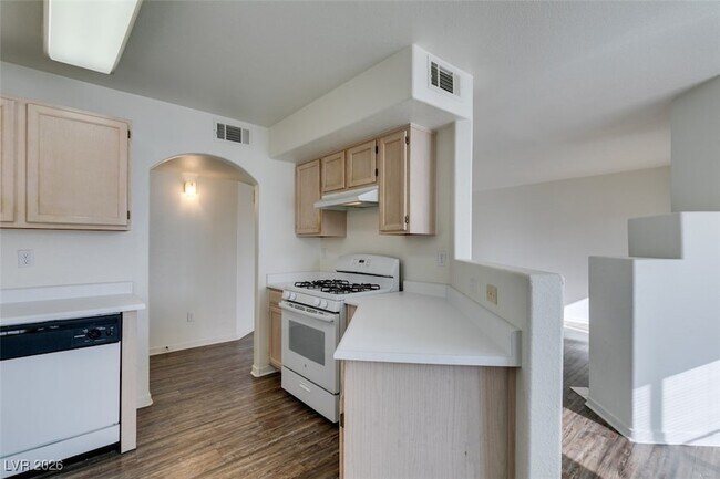 Building Photo - 698 S Racetrack Rd