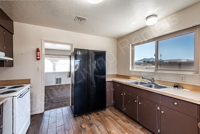 Building Photo - PET FRIENDLY CENTRALLY LOCATED ON ONE ACRE