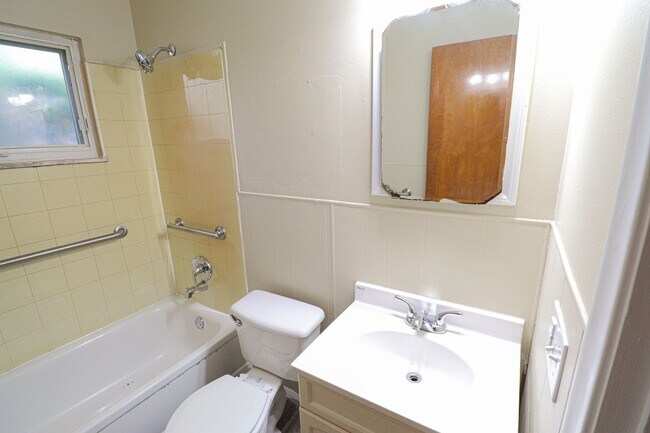 Building Photo - 3 Bedroom House