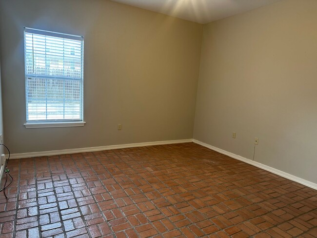 Building Photo - Spacious 3-Bedroom Home for Rent!