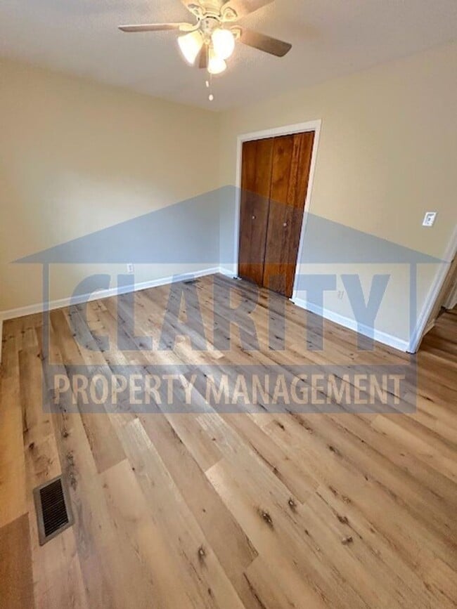 Building Photo - Two bedroom townhome with fenced in backyard!