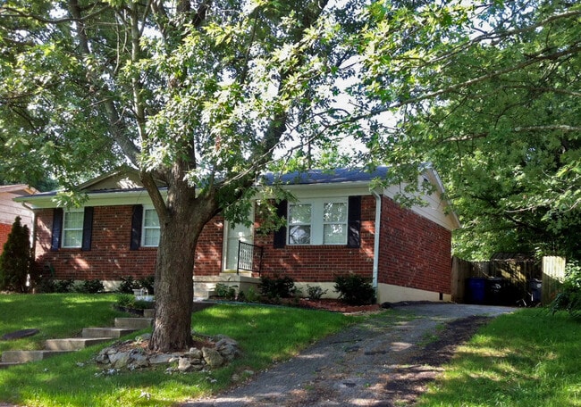 Building Photo - SUMMER SPECIAL-REDUCED RENT! LOVELY 3 BR H...