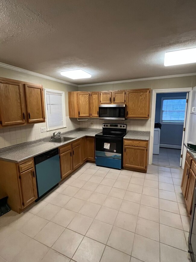 Building Photo - 4 bed 1.5 bath updated rancher new stainle...