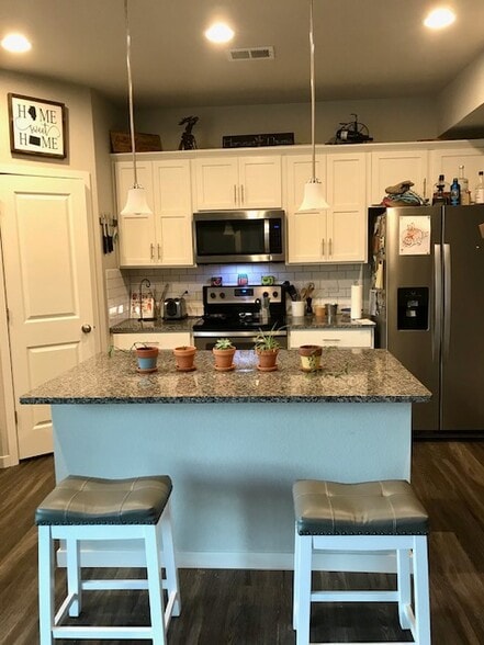 Large island, new appliances, granite counter tops and walk in pantry - 433 Stout St