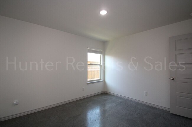 Building Photo - 805 Freedom Cir