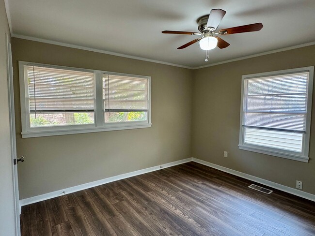 Building Photo - 3 Bedroom in Forest Hills !