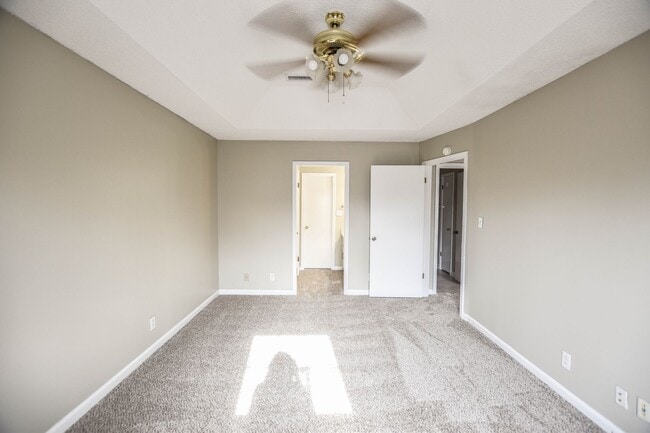 Building Photo - Centrally Located Three Bedroom!