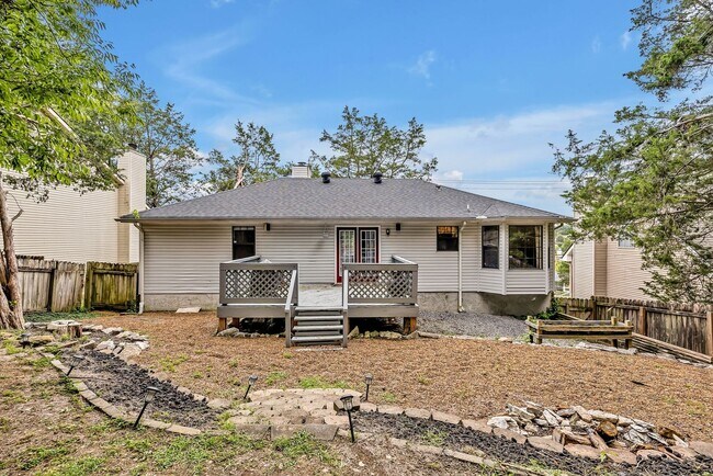 Building Photo - 3 bedroom/2 bathroom Home