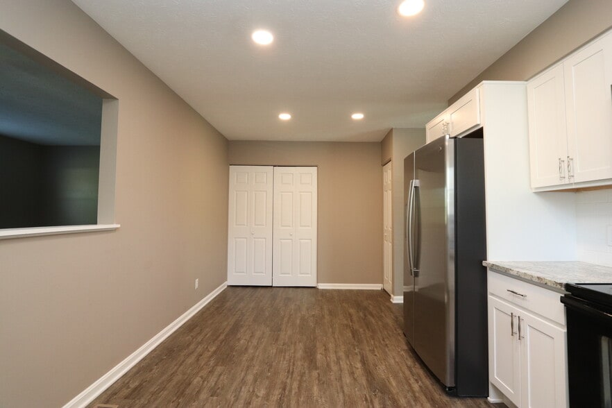 Building Photo - 6810 Village Green Blvd