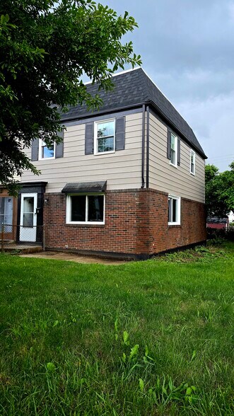 Building Photo - 2423 Bloomsdale Rd