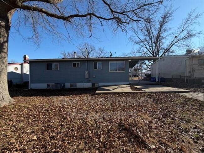 Building Photo - 1665 Queens Dr