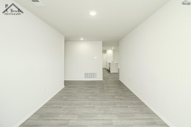 Building Photo - 2400 Tinker Trl