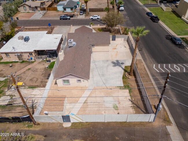 Building Photo - 2101 W Coolidge St