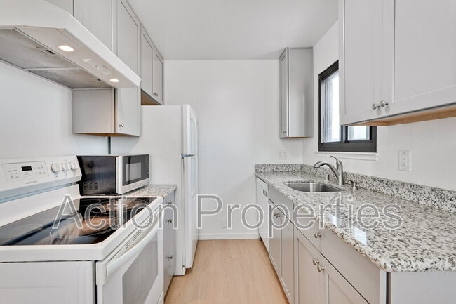 Building Photo - 709 6th Ave
