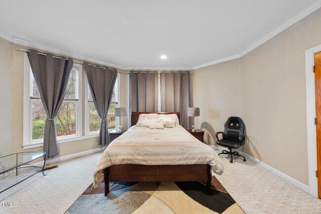 Building Photo - Spacious & Serene 5+ Bedroom Home in Sough...
