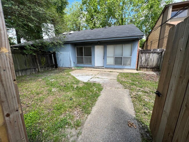Building Photo - Must see 2 Bedroom Duplex off Brightside Dr. Close to LSU