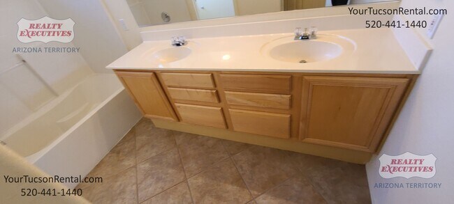 Building Photo - Starr Pass Shadows 4 bedrooms and 2 bathrooms