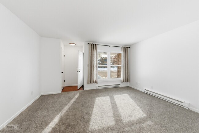 Building Photo - 105 W Somonauk St