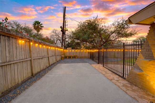 Building Photo - 3201 Westridge St