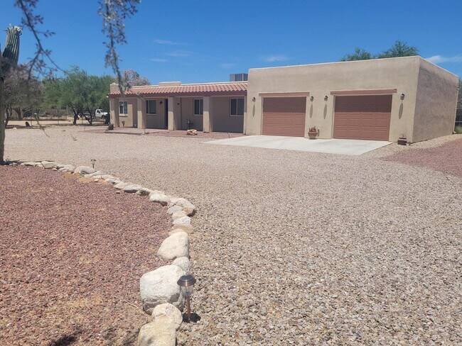 Building Photo - 1040 W Calle Concordia
