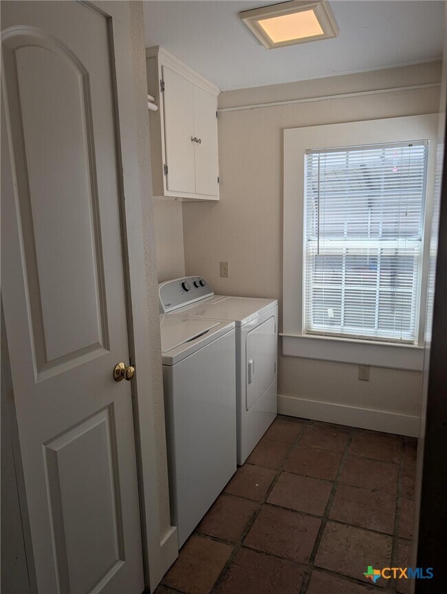 Building Photo - 619 E Donegan St