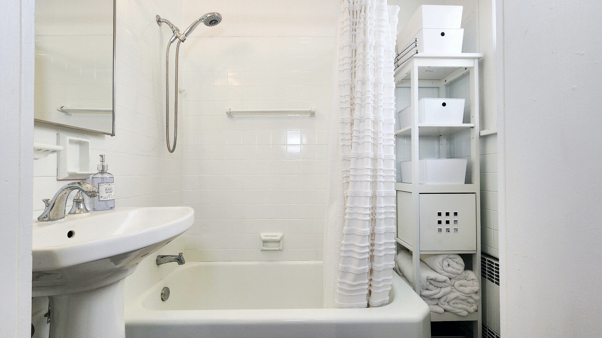 Full Bathroom 1 - 11 Banta Ave