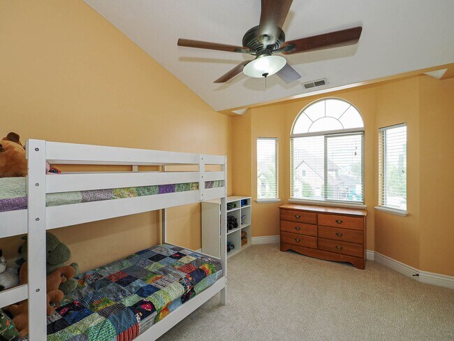 Building Photo - 4 Bedroom, 2.5 bathroom Bluffdale Home