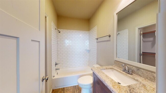 Building Photo - 914 Fairview Ave