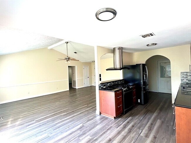 Building Photo - 1602 Dixie Hollow St