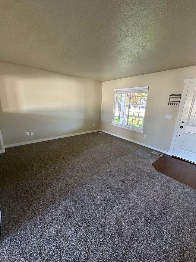 Building Photo - New Carpet! Super Meridian Location!!! Man...