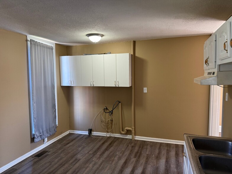 Building Photo - 415 S 13th St