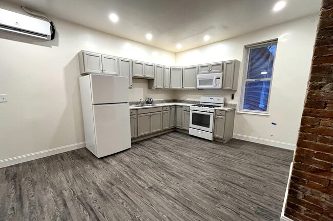 Building Photo - 116 N Queen St